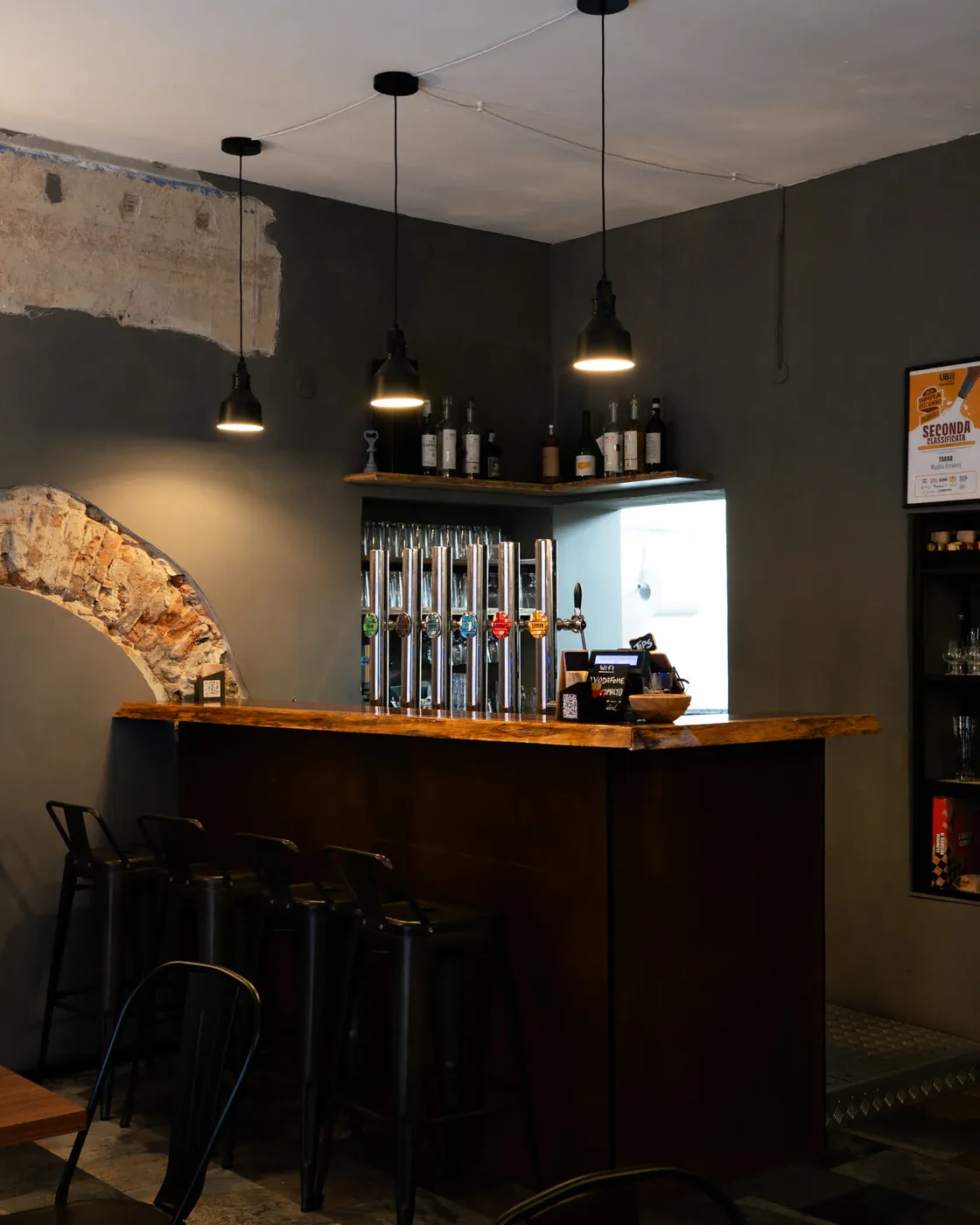 La sala di Scaccomalto, col bancone e le spine
