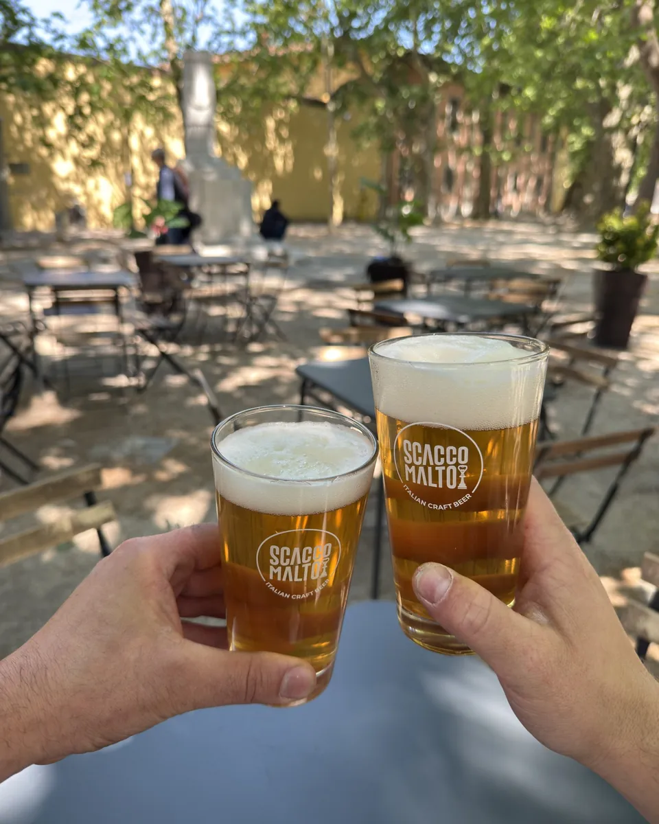 Due birre in brindisi ai tavoli dello Scacco-Garden