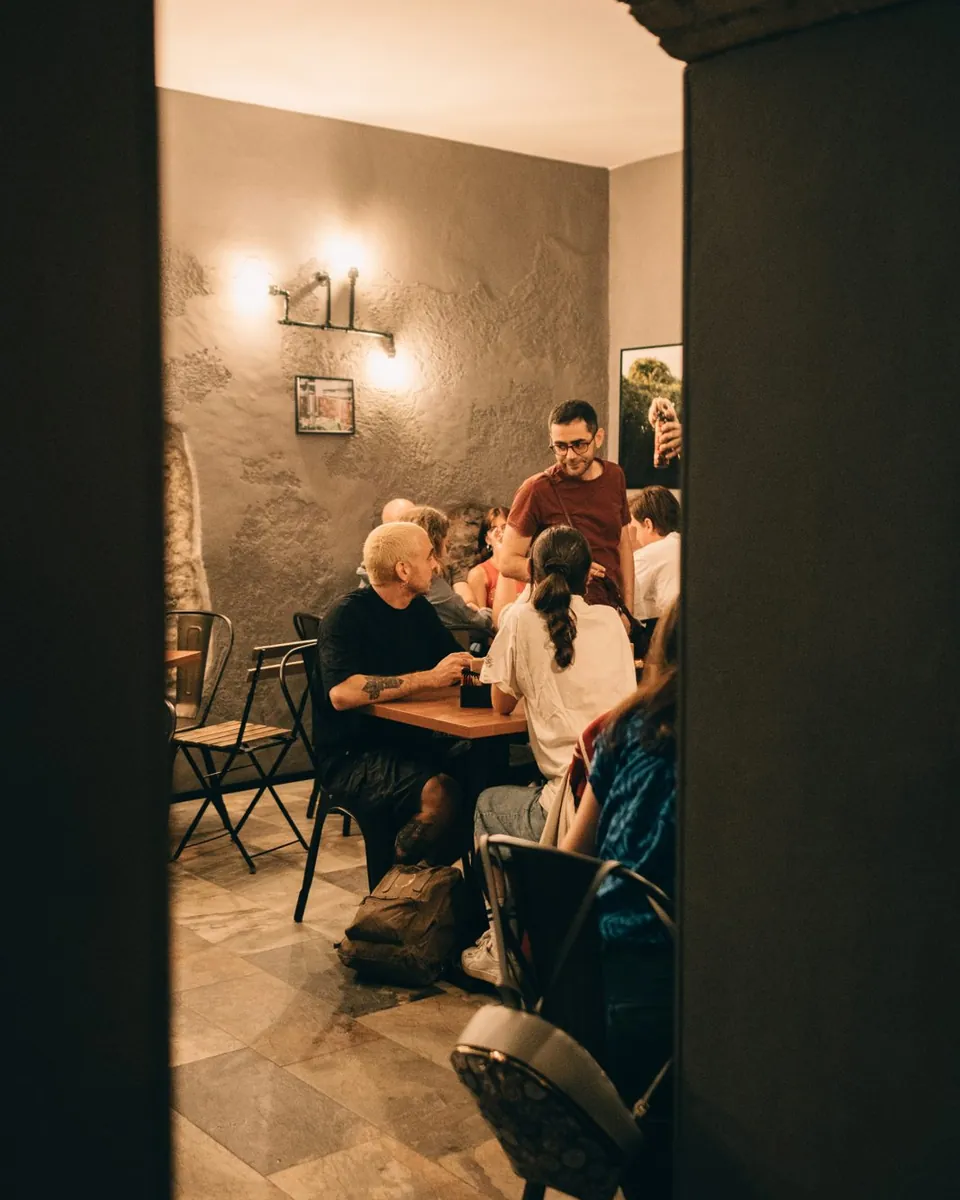 Una tavolata nella sala di Scaccomalto, vista dall'arco