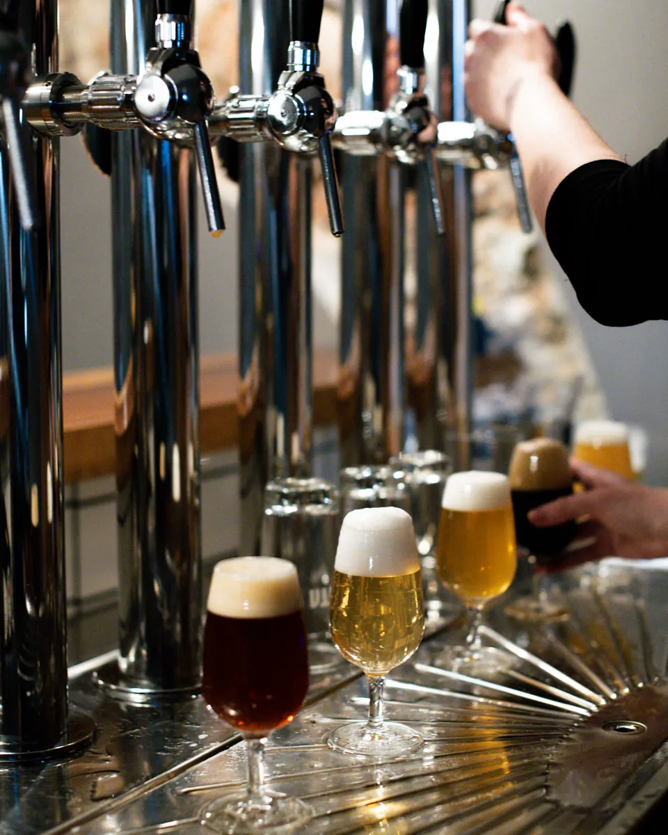 Quattro assaggi di birra sul piano delle spine